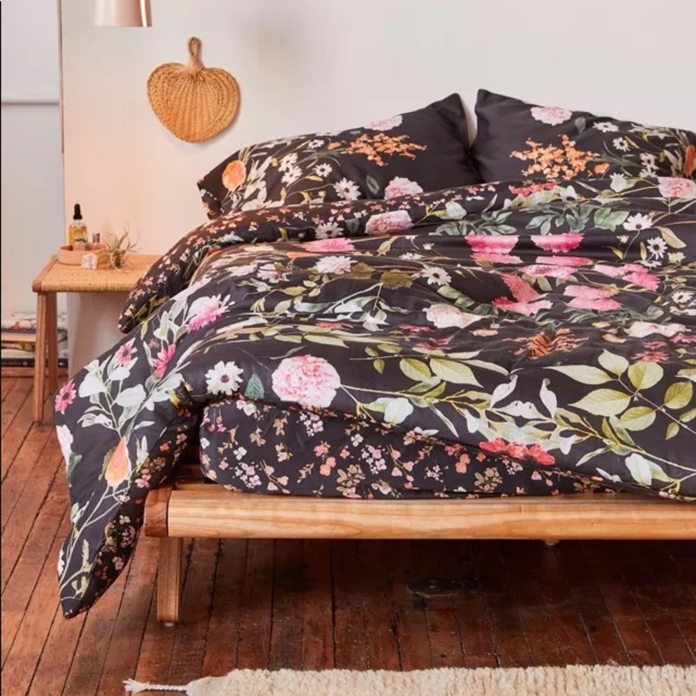 Urban Outfitters Daniella Floral Comforter (sz. king)
